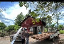 Kapolres Tanah Laut di Wakili Kapolsek Pelaihari Serahkan Batuan Bahan Bedah Rumah