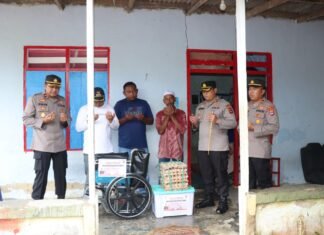 Kapolres Tanah Laut Secara Lansung Menyerahkan Bantuan Sembako Dan Kursi Roda Buat Penyandang Disabilitas